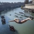 Roma, tuffi nel Tevere per dare il benvenuto al nuovo anno