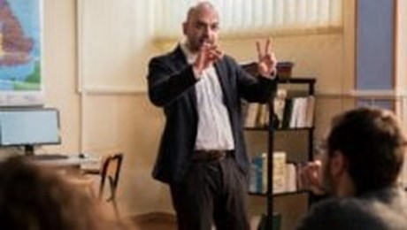 Roberto Saviano e Mara Maionchi, ecco che succede se 'Il supplente' è famoso