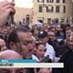 Firenze, Beppe Grillo evita buca per terra: Ci sono anche qui non solo a Roma